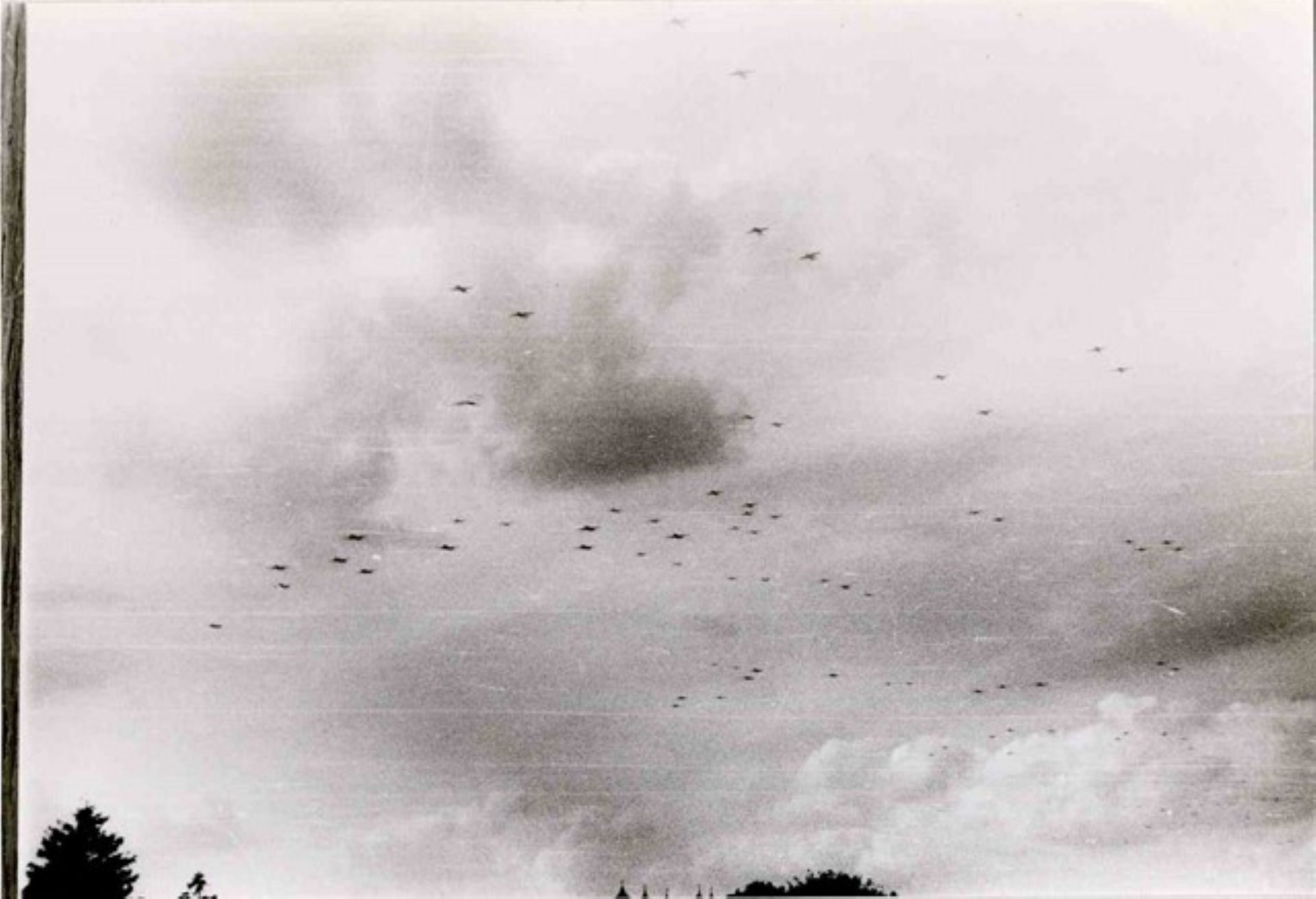 Vliegtuigen brachten de soldaten naar Arnhem. Er waren 5.300 parachutisten en 5.800 soldaten. De parachutisten werden gedropt door gewone vliegtuigen, de soldaten landden met zweefvliegtuigen. In een gewoon vliegtuig pasten 25 parachutisten, in een zweefvliegtuig vijf soldaten. Hoeveel vliegtuigen waren er nodig?