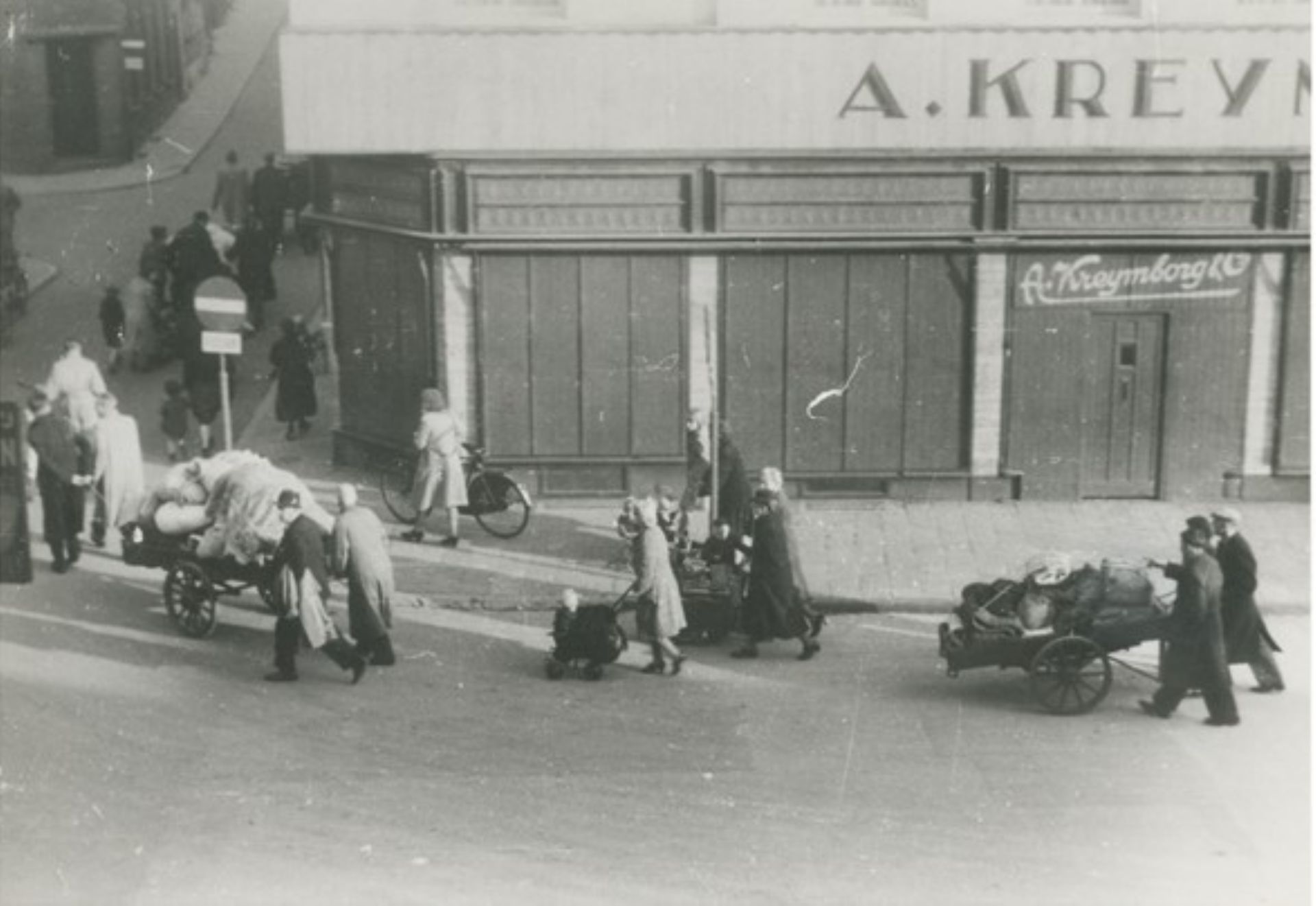 De Slag om Arnhem is mislukt. Daardoor duurde WO II langer dan gehoopt. In Arnhem en delen van Nederland duurde het nog acht maanden voor de bevrijders kwamen. Weet jij wat er allemaal in die acht maanden gebeurde?