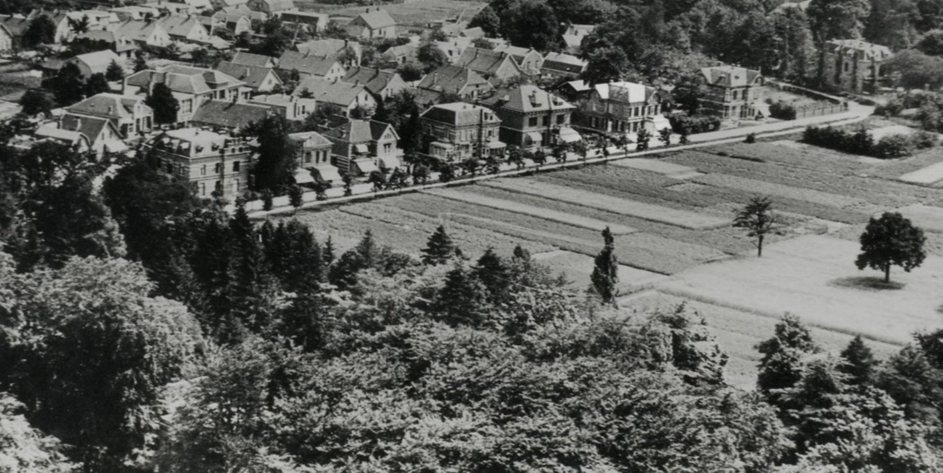 De Pieterbergseweg was onderdeel van de perimeter. De Duitsers probeerden door de perimeter heen te breken, terwijl de Britten ze op afstand probeerden te houden. Vanuit elk huis werd er door de Britten geschoten. Ook vanuit nummer 34, waar de soldaten Fred Hocking en Tony Crane (19 jaar) en zaten.