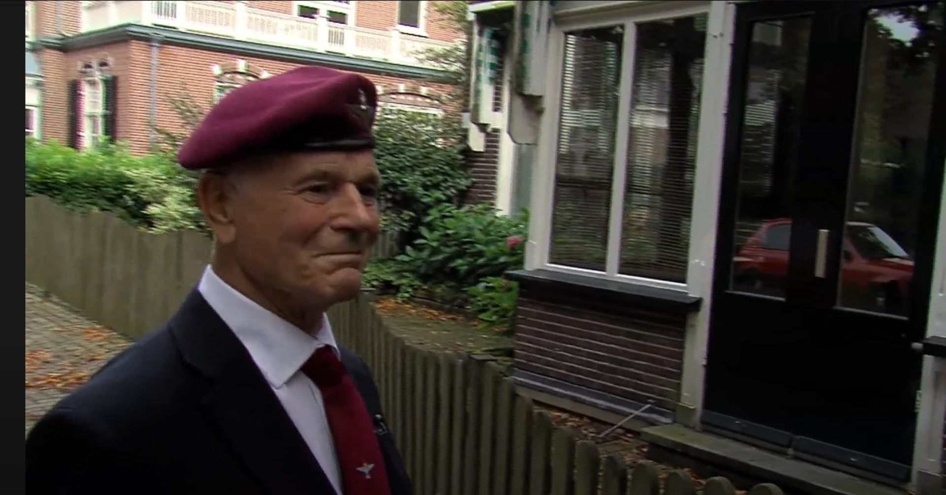 Toen Tony 67 jaar oud was, kwam hij voor het eerst terug in Oosterbeek. In het filmpje vertelt hij hoe het voor hem was om weer terug te zijn en over de eerste soldaten die hij neerschoot.