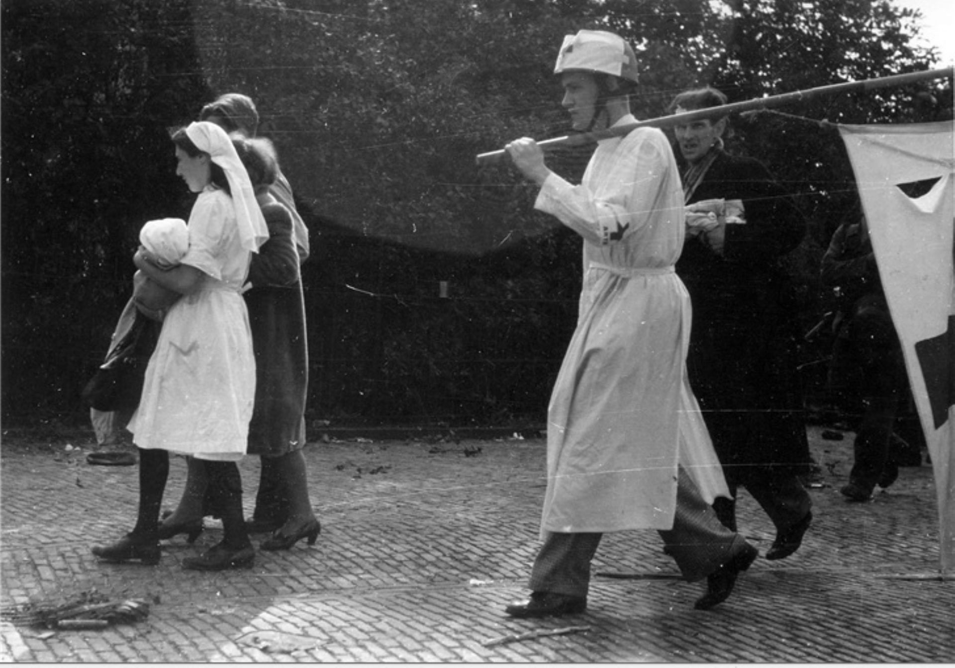 310 volwassenen en 40 kinderen komen lopend of per kar naar het Krller-Mller Museum en worden daar opgevangen.