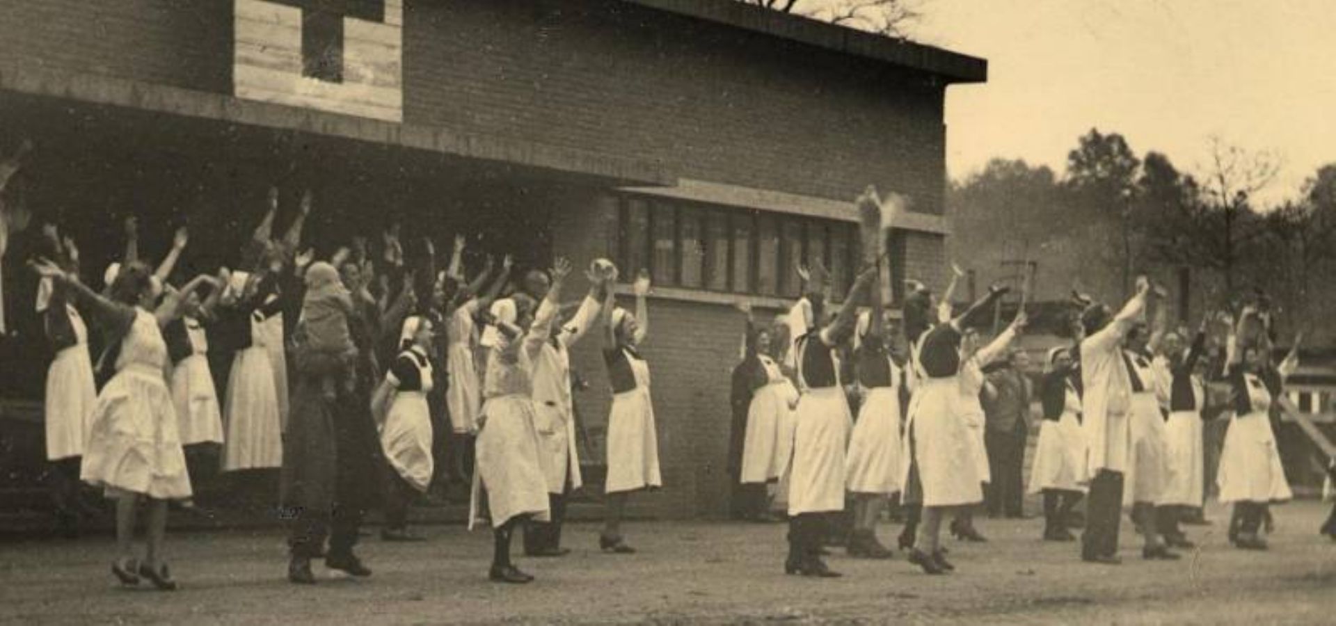 Op 15 april 1945 werd Otterlo door Canadese troepen bevrijd. Snel daarna konden de patinten weer terug naar Arnhem om daar verder te herstellen. Verpleegsters zwaaien de patinten uit.