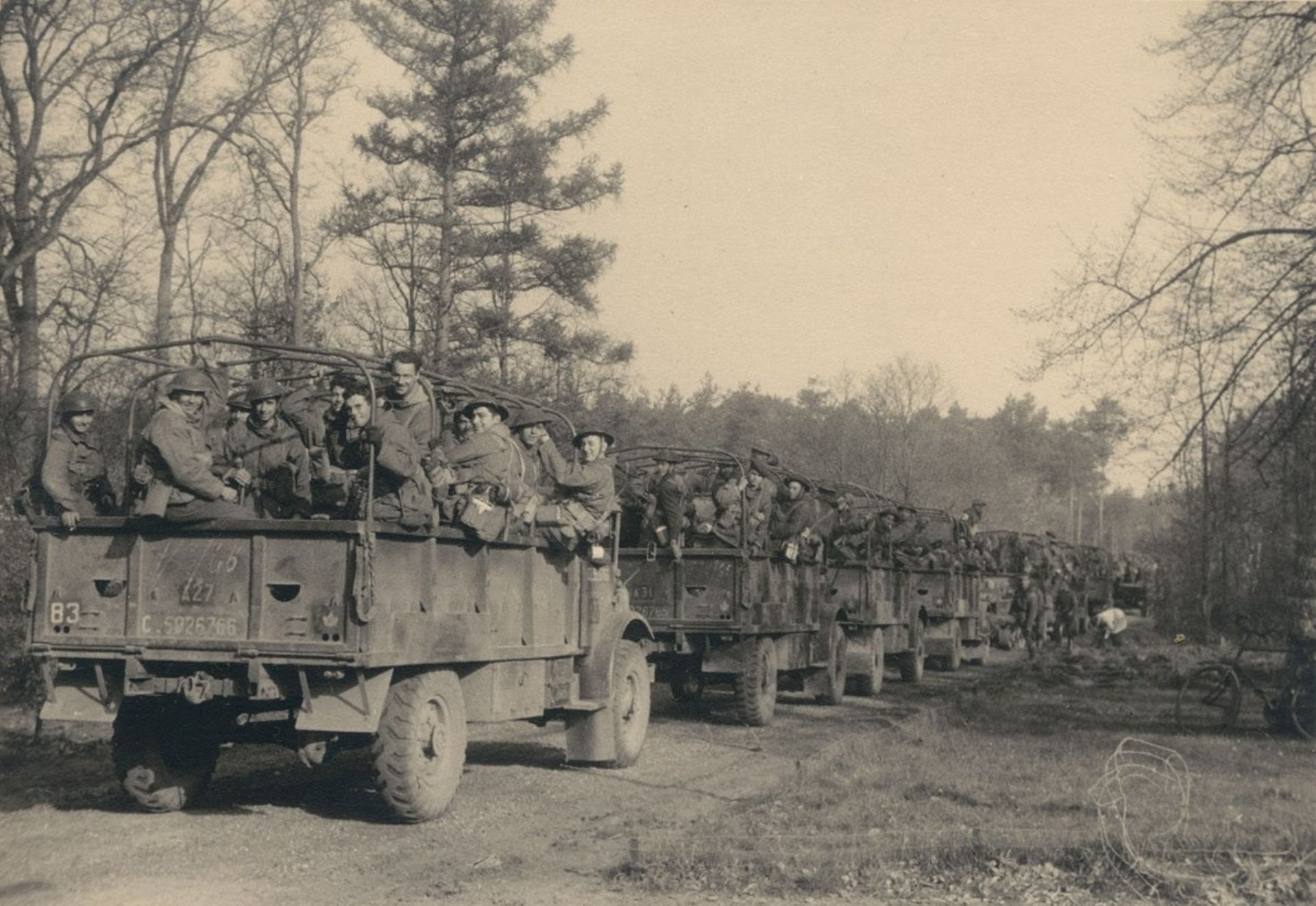 Op 15 april 1945 werd Otterlo door Canadese troepen bevrijd. Snel daarna konden de patinten weer terug naar Arnhem om daar verder te herstellen. Vrachtwagens met soldaten in een lange rij.