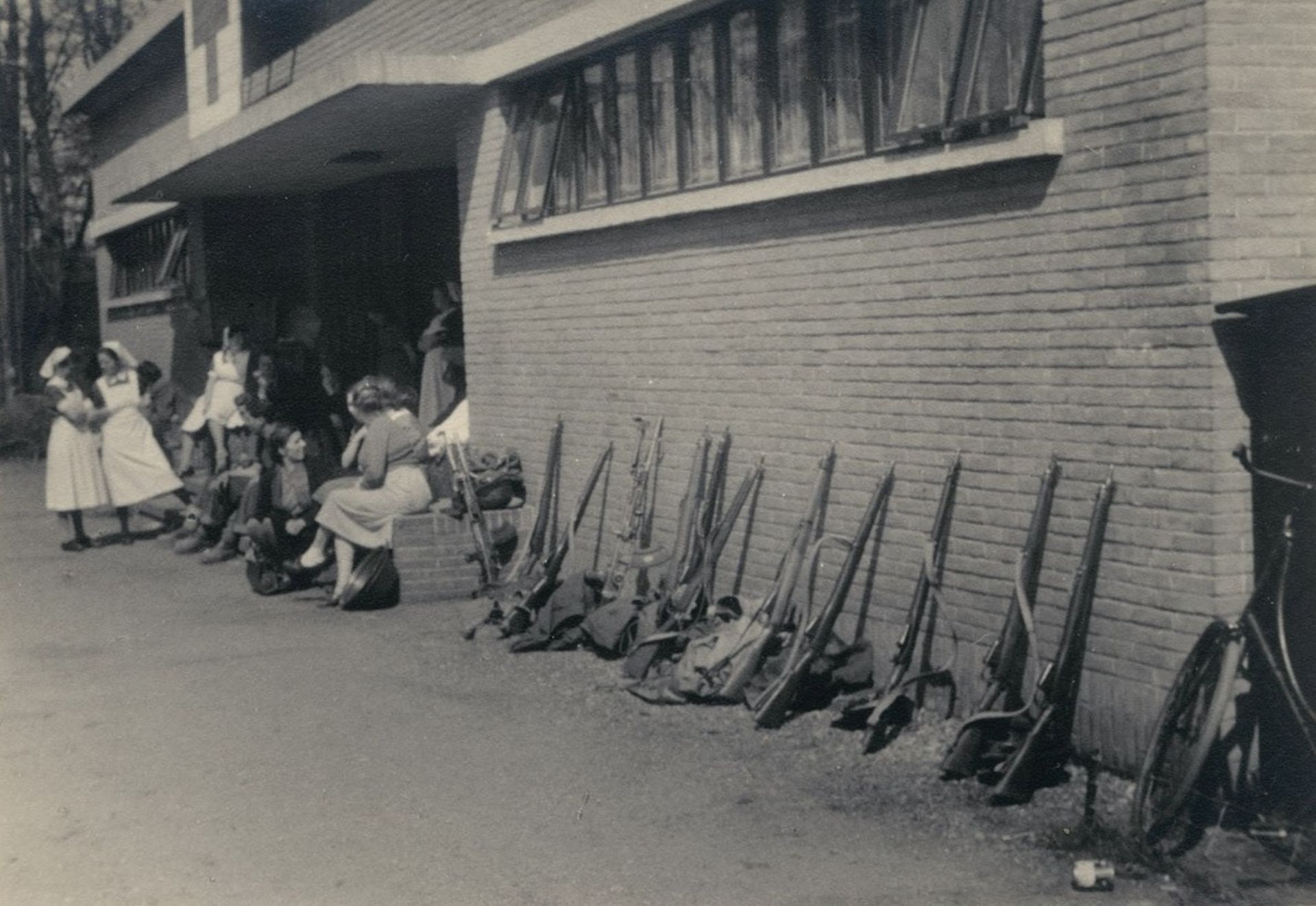 Op 15 april 1945 werd Otterlo door Canadese troepen bevrijd. Snel daarna konden de patinten weer terug naar Arnhem om daar verder te herstellen. Geweren staan tegen de muur op een rij.