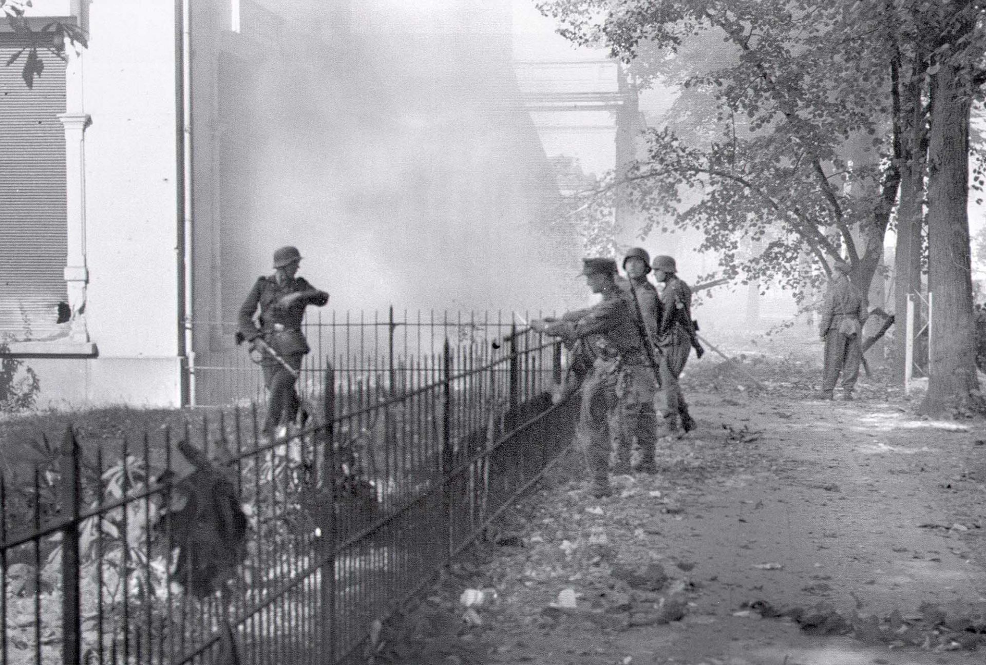 Foto van soldaten in de tuin van Museum Arnhem.