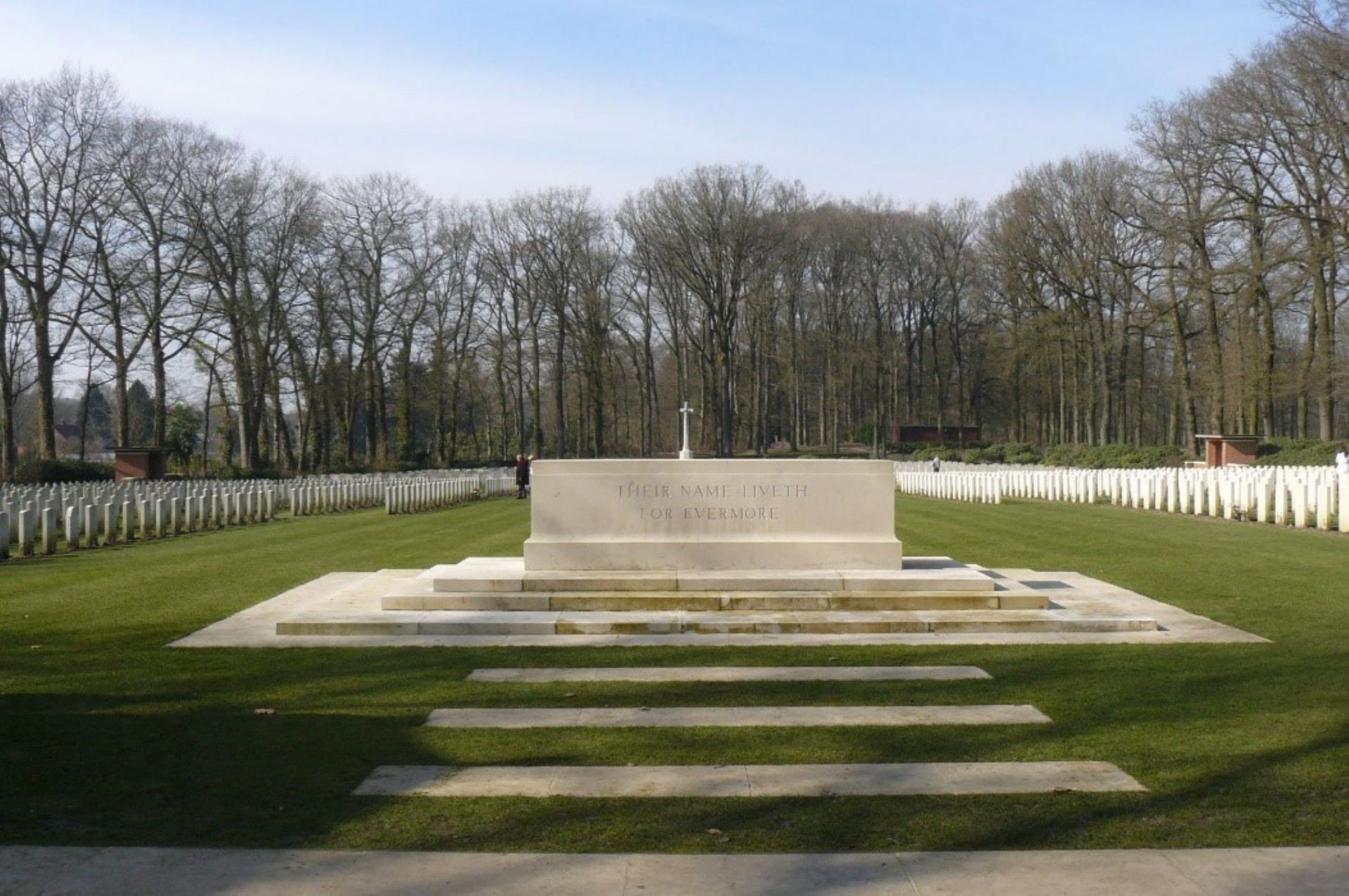 Op de foto staat de Airborne War Cemetry in Oosterbeek. Op deze militaire begraafplaats zijn ruim 1760 soldaten begraven. Deze soldaten zijn tussen september 1944 en april 1945 in de buurt van Arnhem gesneuveld. Ieder jaar vindt hier de herdenking van de militaire slachtoffers van de Slag om Arnhem plaats. Weet jij wanneer de eerste herdenking plaatsvond?