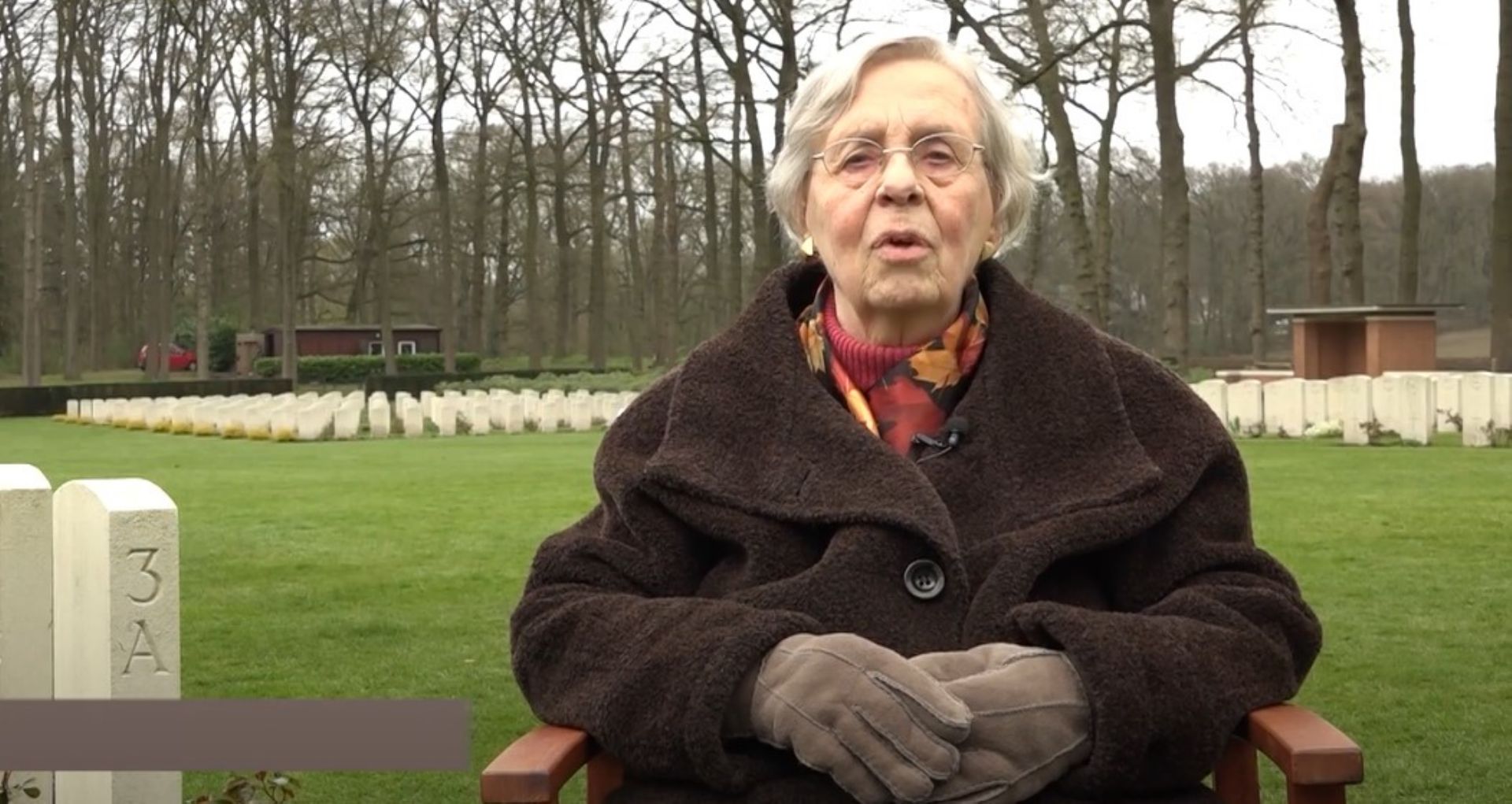 Corry Tijssen-Rieken was n van de eerste bloemenkinderen. In het filmpje vertelt zij hoe zij die eerste herdenking heeft ervaren.