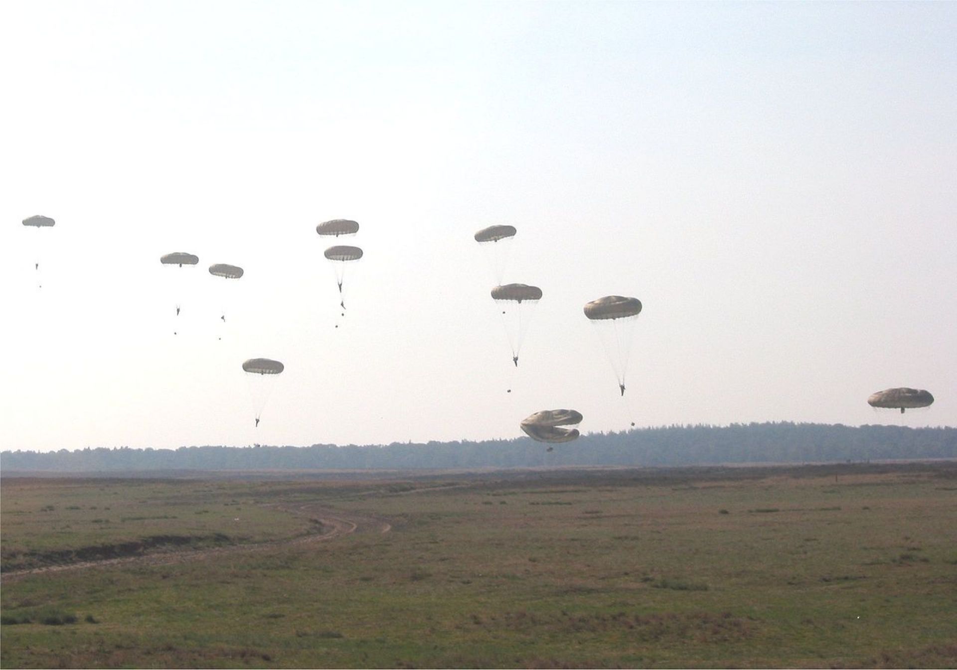 Op de Ginkelse Heide springen elk jaar parachutisten. Dit doen ze om de parachutisten die tijdens de Slag om Arnhem op de Ginkelse Heide zijn gesprongen te herdenken. Op het filmpje zie je zon sprong. Wat vind je van deze manier van herdenken?