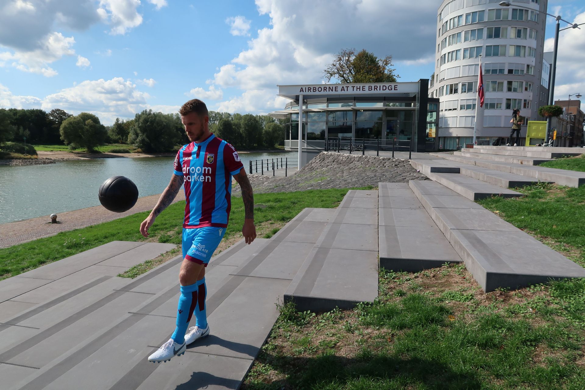 Vitesse speelt elk seizoen in september de Airbornewedstrijd. Veteranen met familie en vrienden bezoeken de wedstrijd en worden als eregast ontvangen. Dit alles onder het motto Lest We Forget  opdat wij nimmer vergeten. Vitesse eert op deze manier de veteranen van toen en denkt ook aan de vrijheid waarin we nu leven. De spelers van Vitesse dragen voetbalshirts in de Airbornekleuren.