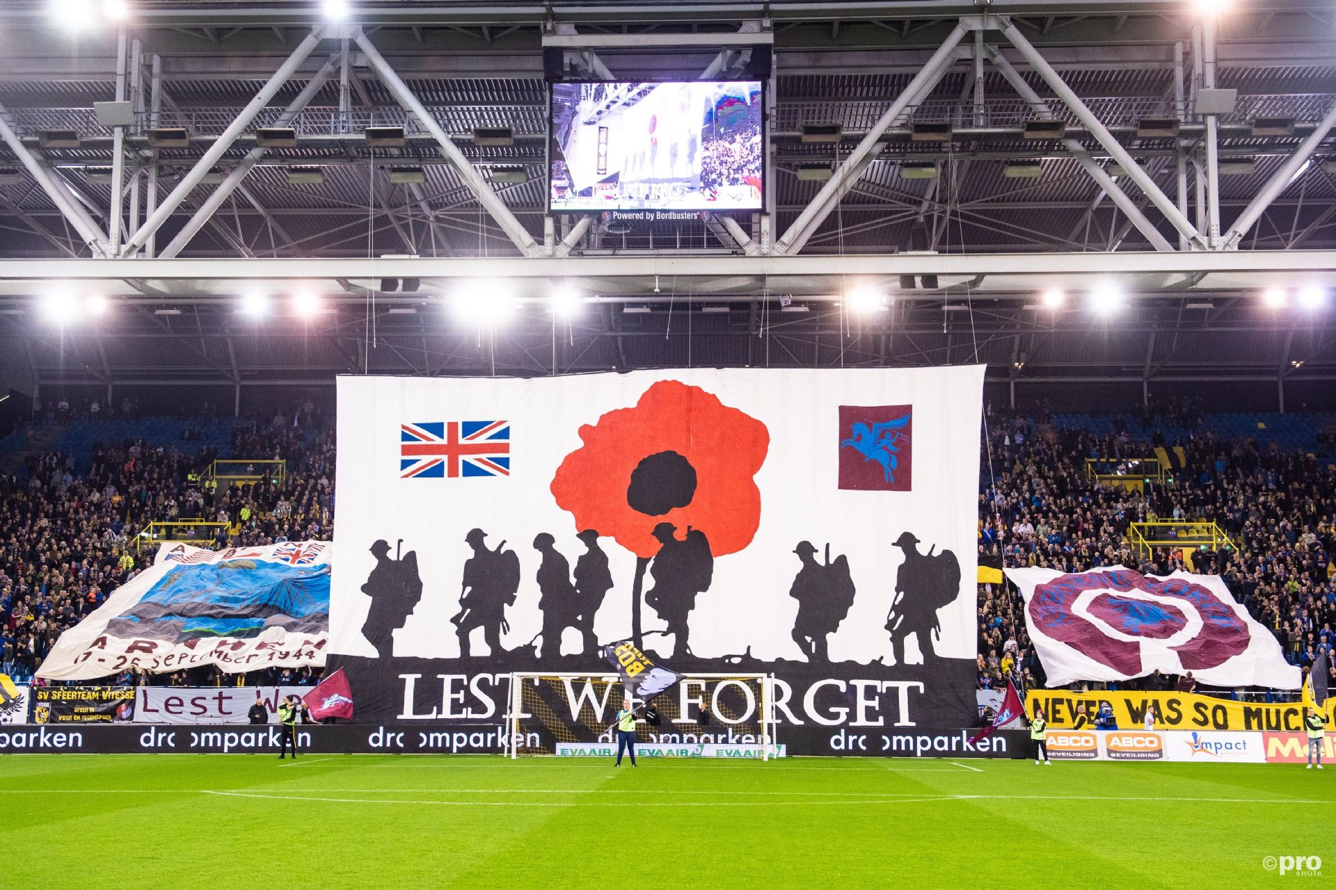 Spandoek met de tekst lest we forget en een grote klaproos in het midden.