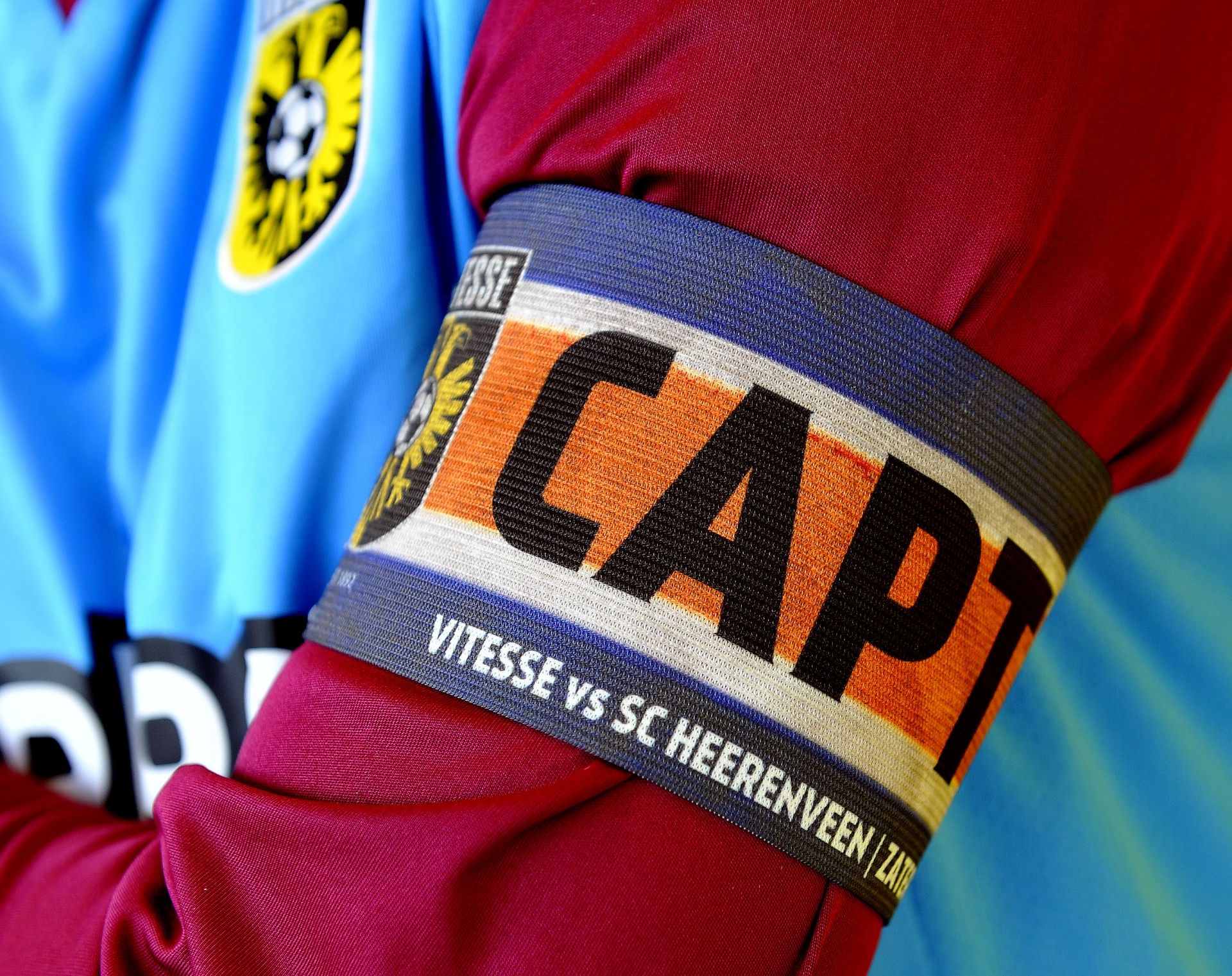 De aanvoerdersband met daarop het logo van Vitesse en het woord captain.