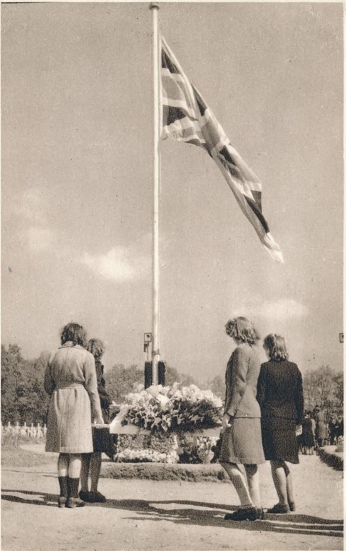 Nog steeds vindt ieder jaar in september de herdenking van de Slag om Arnhem plaats. Ook herdenken we nog elk jaar op 4 mei alle slachtoffers van de WO II. Wat vind jij, moeten we de Slag om Arnhem en de WO II blijven herdenken?