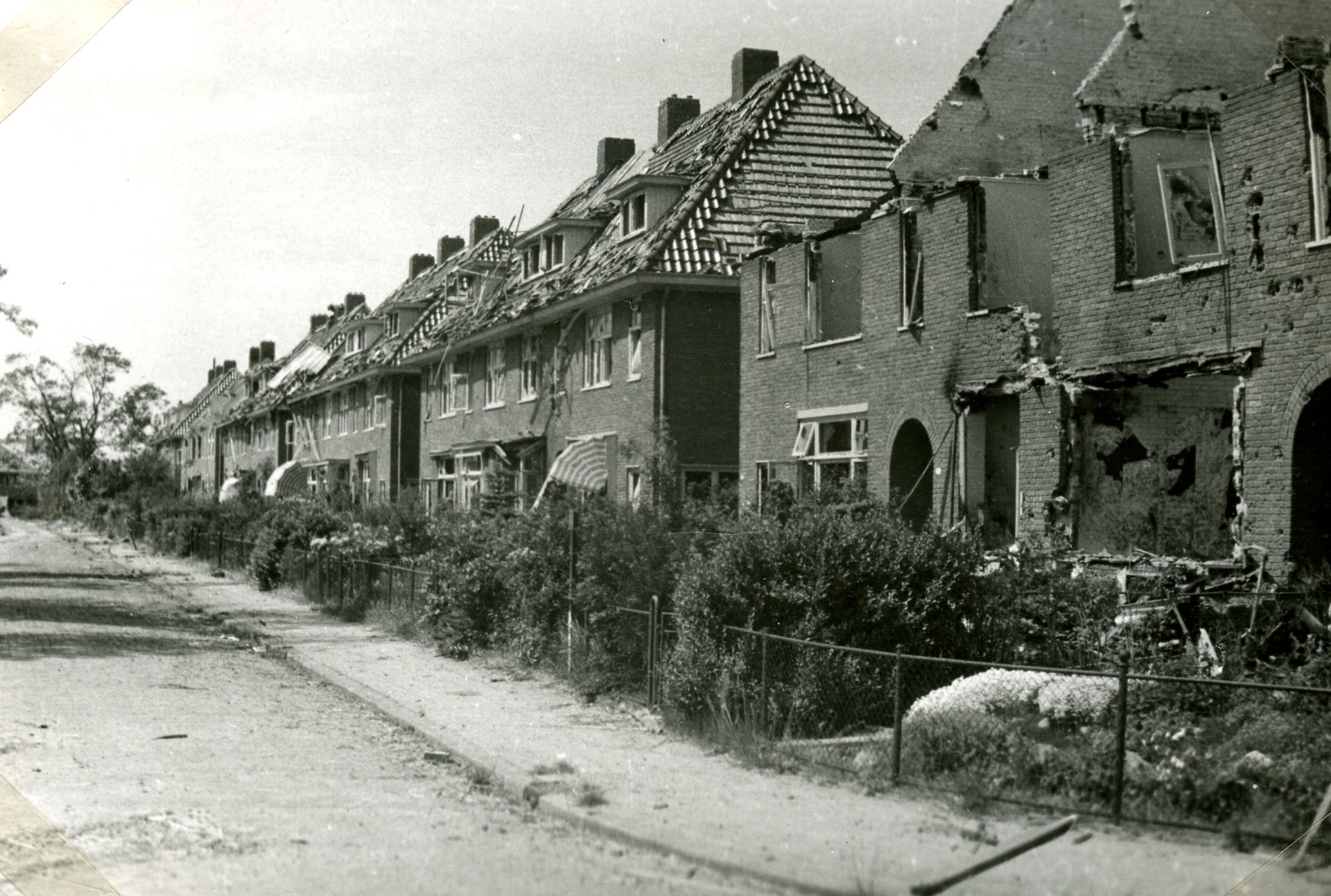 Sommige mensen wilden cht niet weg gaan. Ze wilden niet gevacueerd worden. Terwijl de oorlog toch heel dichtbij kwam. Waarom zou dat zijn denk je?