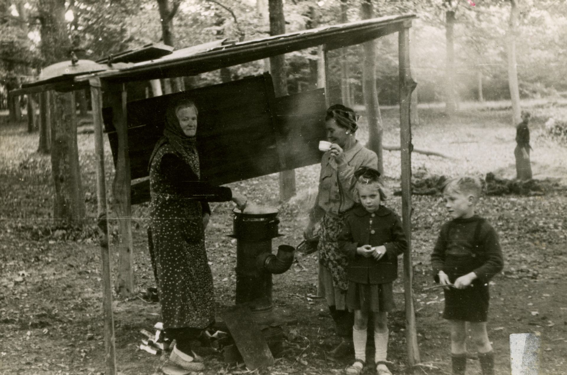 Buiten koken onder een afdak.