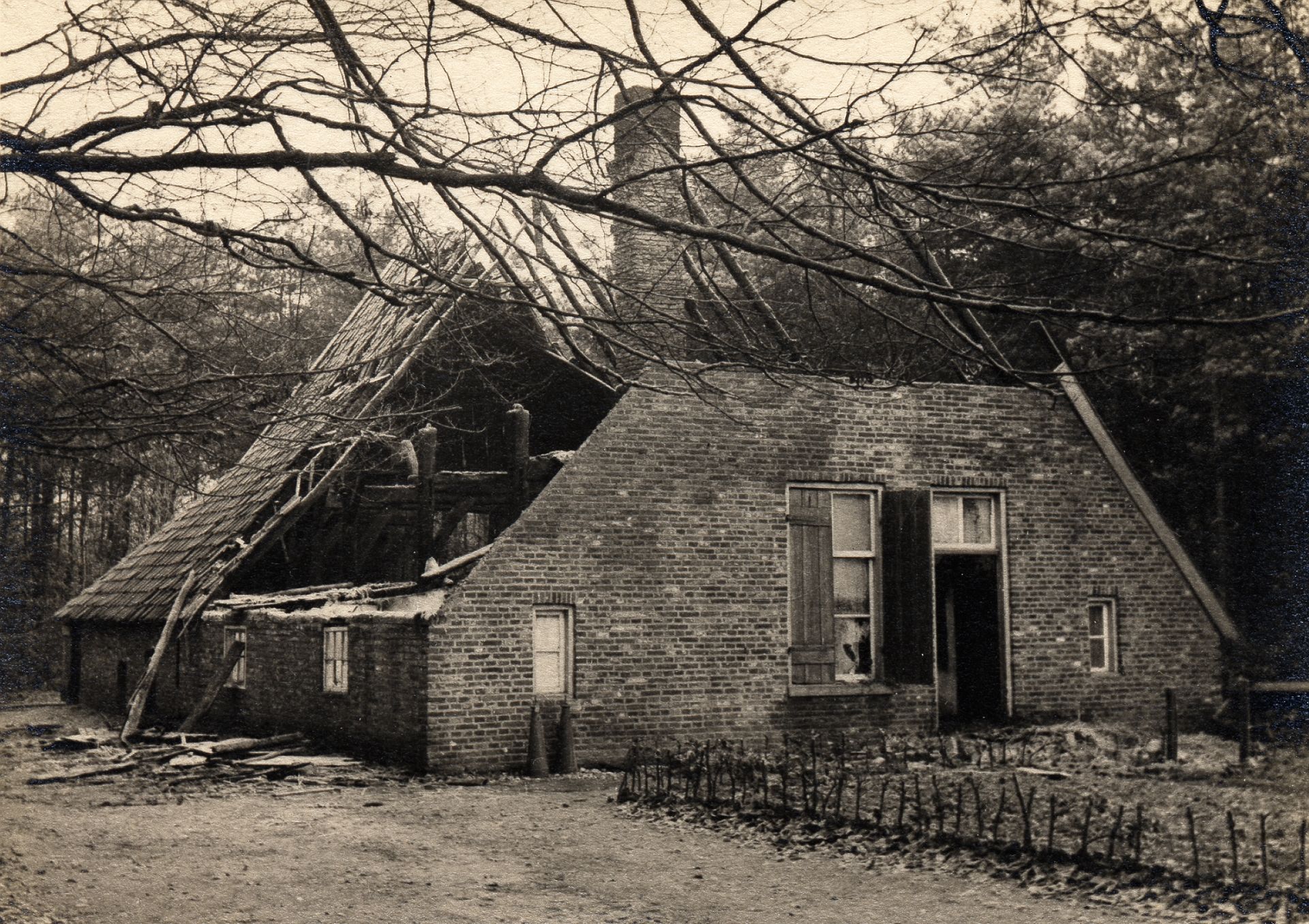 Het Openluchtmuseum werd ook getroffen door granaten. In sommige huizen kun je nog steeds granaatscherven zien zitten. In januari 1945 is er zelfs een V1 op het museum terecht gekomen. Gelukkig waren toen alle evacus al vertrokken. De V1 was een soort vliegende bom. Het geluid van een V1 vonden mensen vaak eng, maar het was nog enger als het geluid ophield! Waarom denk je?