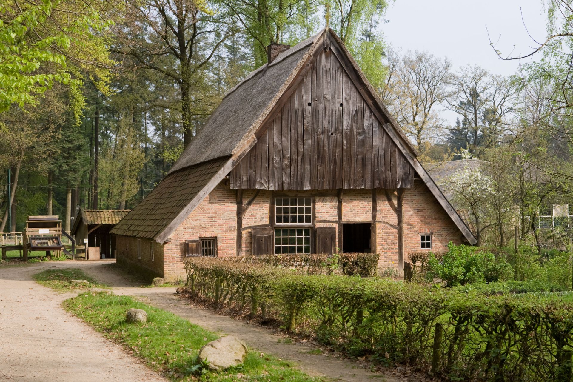 Op deze foto staat een boerderij die in de oorlog was getroffen door een granaat en nu weer helemaal is opgebouwd. 