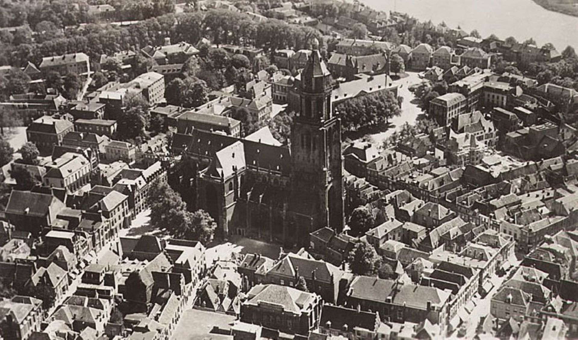 Foto waarop allemaal gebouwen staan in goede staat.