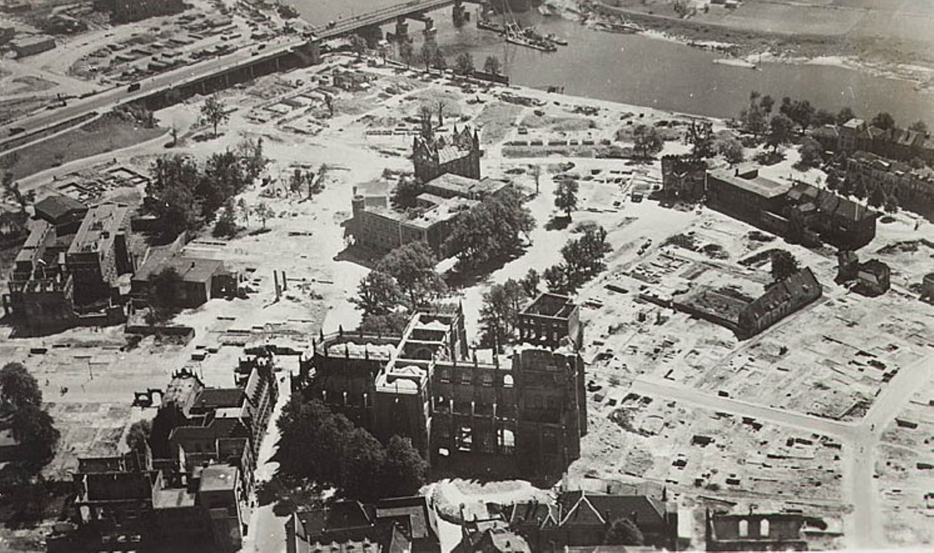 Foto van een verwoeste Eusebiuskerk in Arnhem.