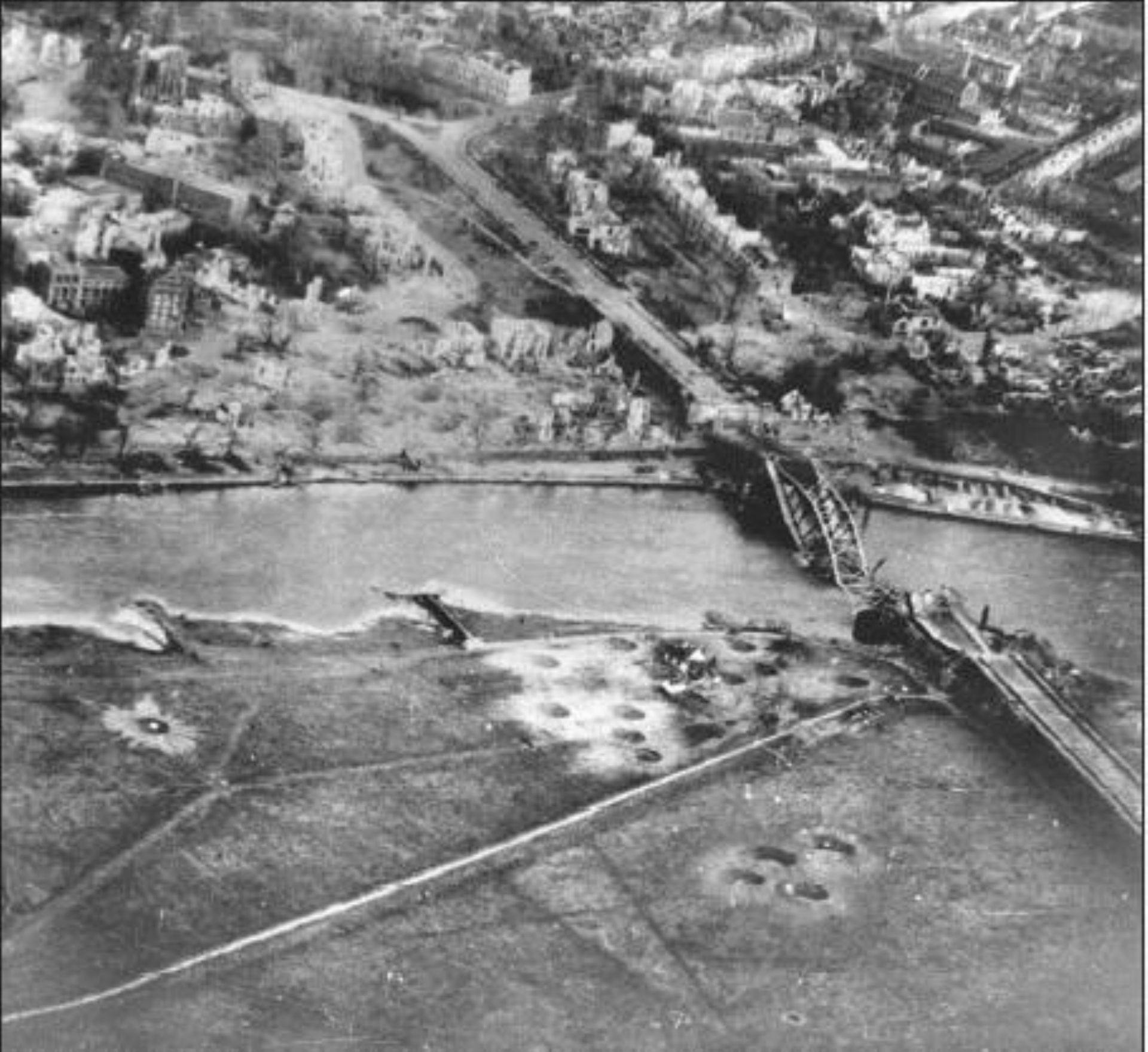 De geallieerde soldaten wisten de Rijnbrug niet te veroveren tijdens de Slag om Arnhem. Om de Duitsers vervolgens te hinderen hebben geallieerde vliegtuigen de brug gebombardeerd. Na de oorlog moest de brug opnieuw opgebouwd worden en werd de John Frostbrug genoemd. Weet je waarom deze naam gekozen is? Hoe zou jij de brug genoemd hebben?