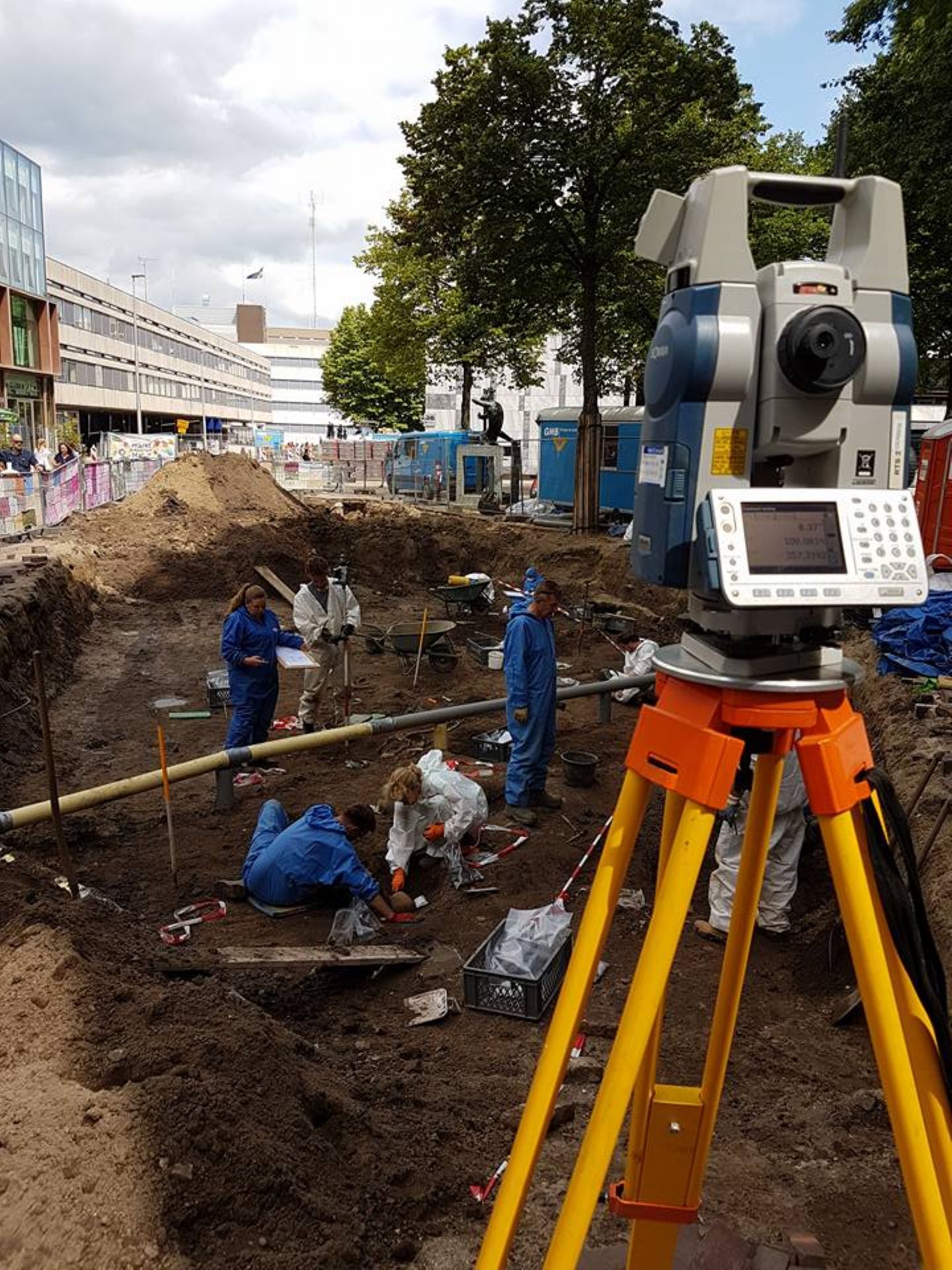 In de bodem zijn archeologische resten te vinden. Als je gaat graven kun je deze stuk maken. Bovendien liggen er op veel plekken nog explosieven uit de WO II. Gevaarlijk!