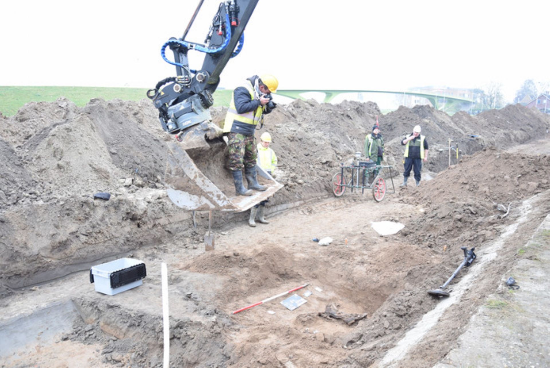 Niet alle veldgraven hadden een kruis of herkenningsteken. Er worden nu nog graven gevonden. Als dat gebeurt dan wordt altijd de Bergings- en Identificatiedienst (BIDKL) van de Koninklijke Landmacht ingeschakeld. Zij proberen de gevonden soldaat te identificeren en geven hem een nieuw graf.