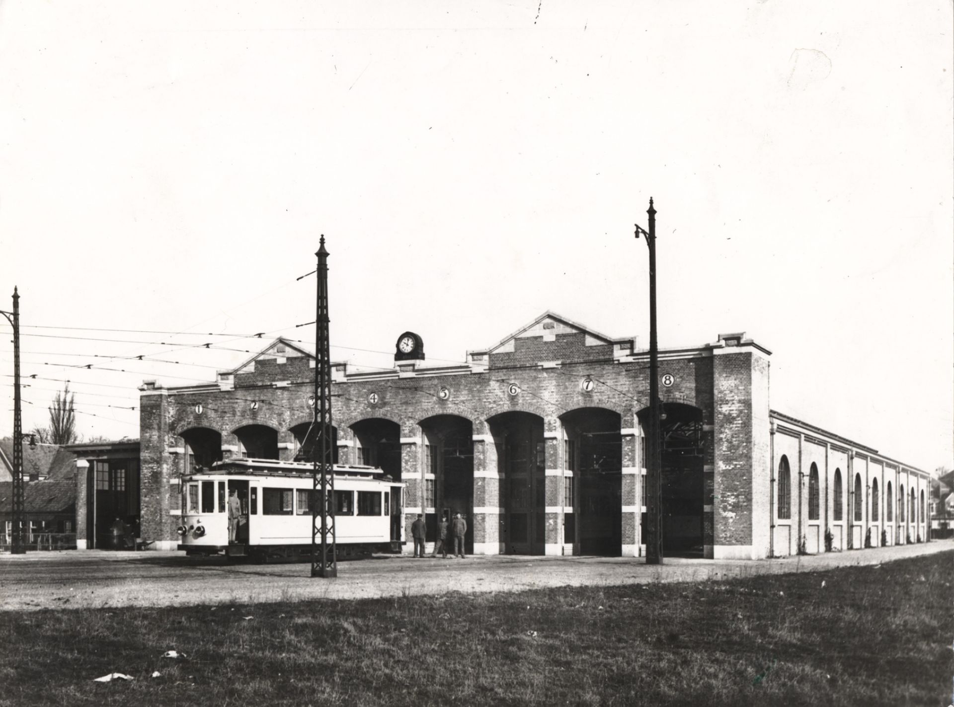 In Arnhem rijden begin 20ste eeuw trams in plaats van trolleybussen. Dit is de Arnhemse tramremise (een stalling voor de trams). Hij werd in 1911 aan de Westervoortsedijk gebouwd. Staat de busremise van nu nog op dezelfde plek?