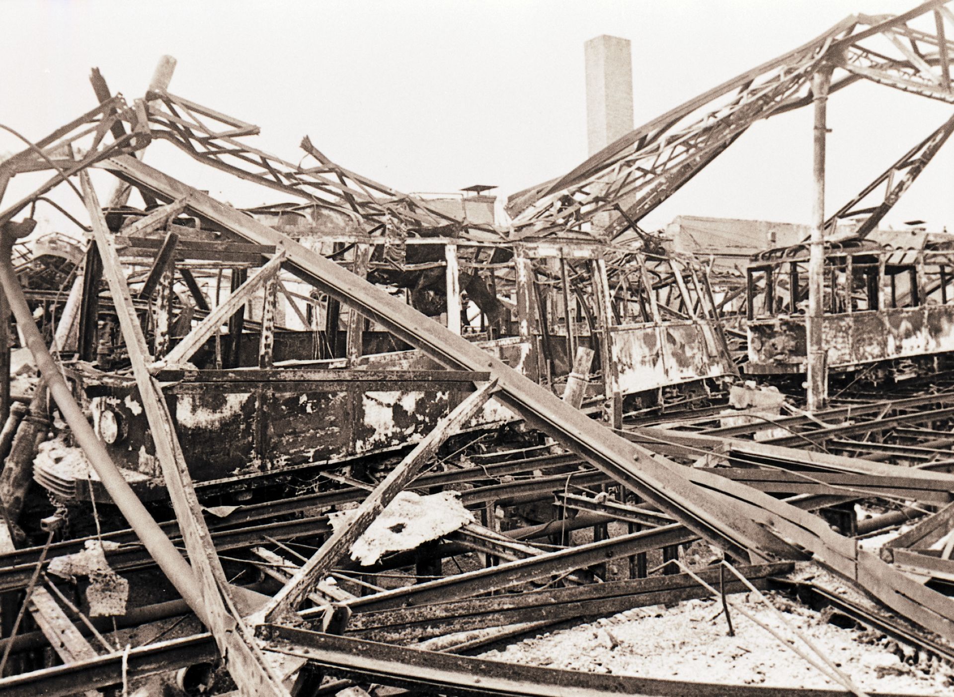 Dit is diezelfde tramremise in 1944. Bij de gevechten rond de Slag om Arnhem in de Tweede Wereldoorlog is hij totaal verwoest. Sindsdien rijden er geen trams meer in Arnhem. De trolleybus is na de oorlog gaan rijden.