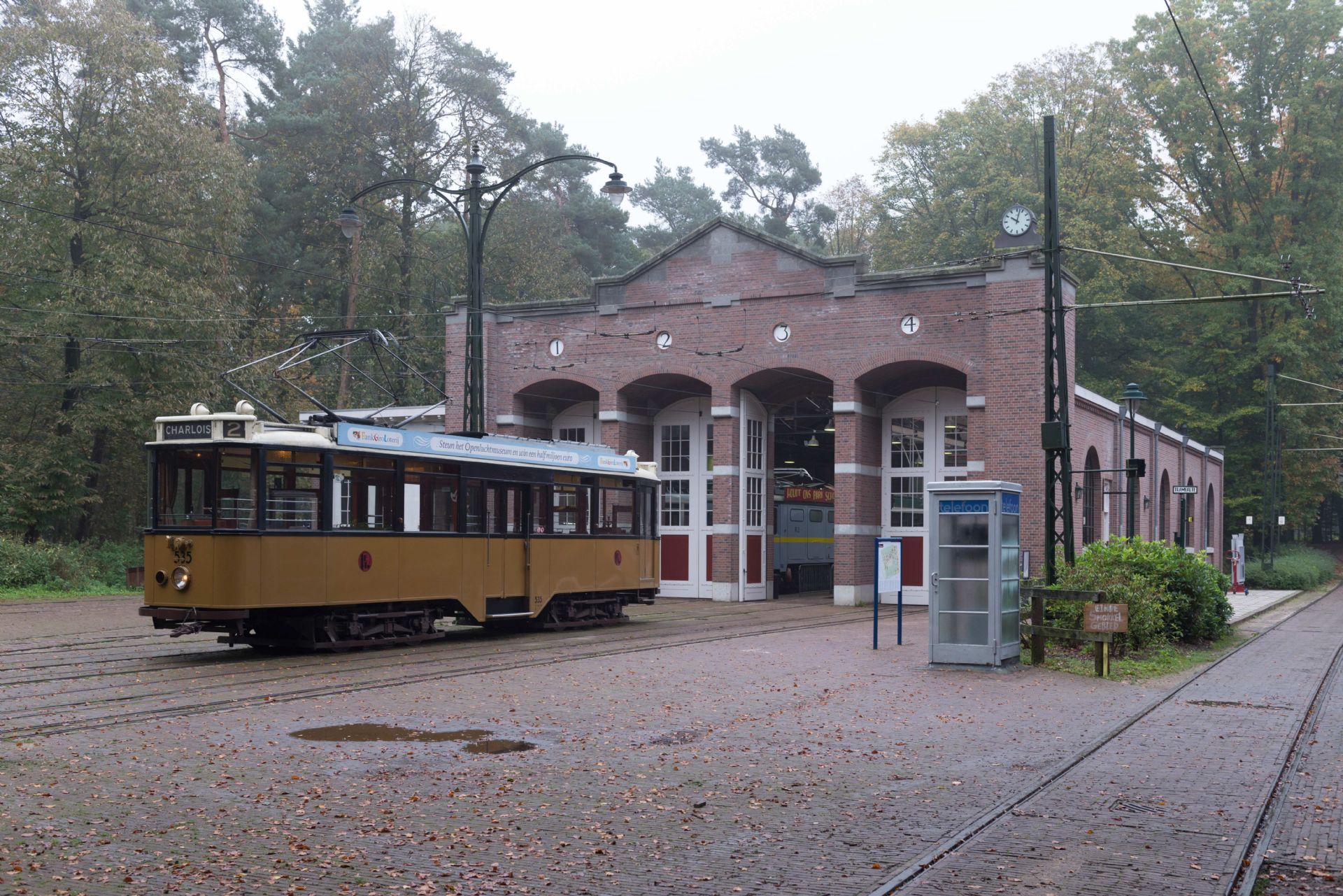 Een deel van de remise is nagebouwd in het Nederlands Openluchtmuseum en is in gebruik als stalling van de museumtrams. Wat valt je op als je de remise aan de Westervoortsedijk vergelijkt met die in het museum?