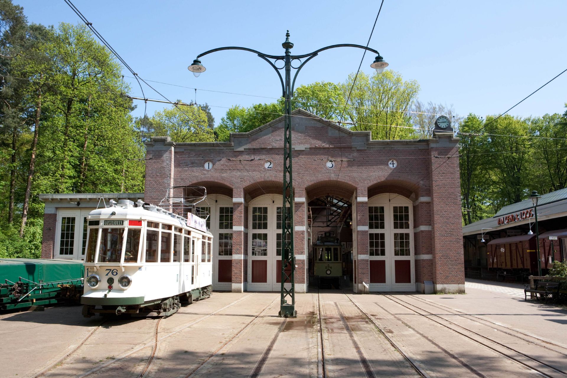 Bij het nabouwen van de remise in het museum waren er geen bouwtekeningen meer. Hoe kreeg het museum het dan tch voor elkaar om de remise te bouwen?