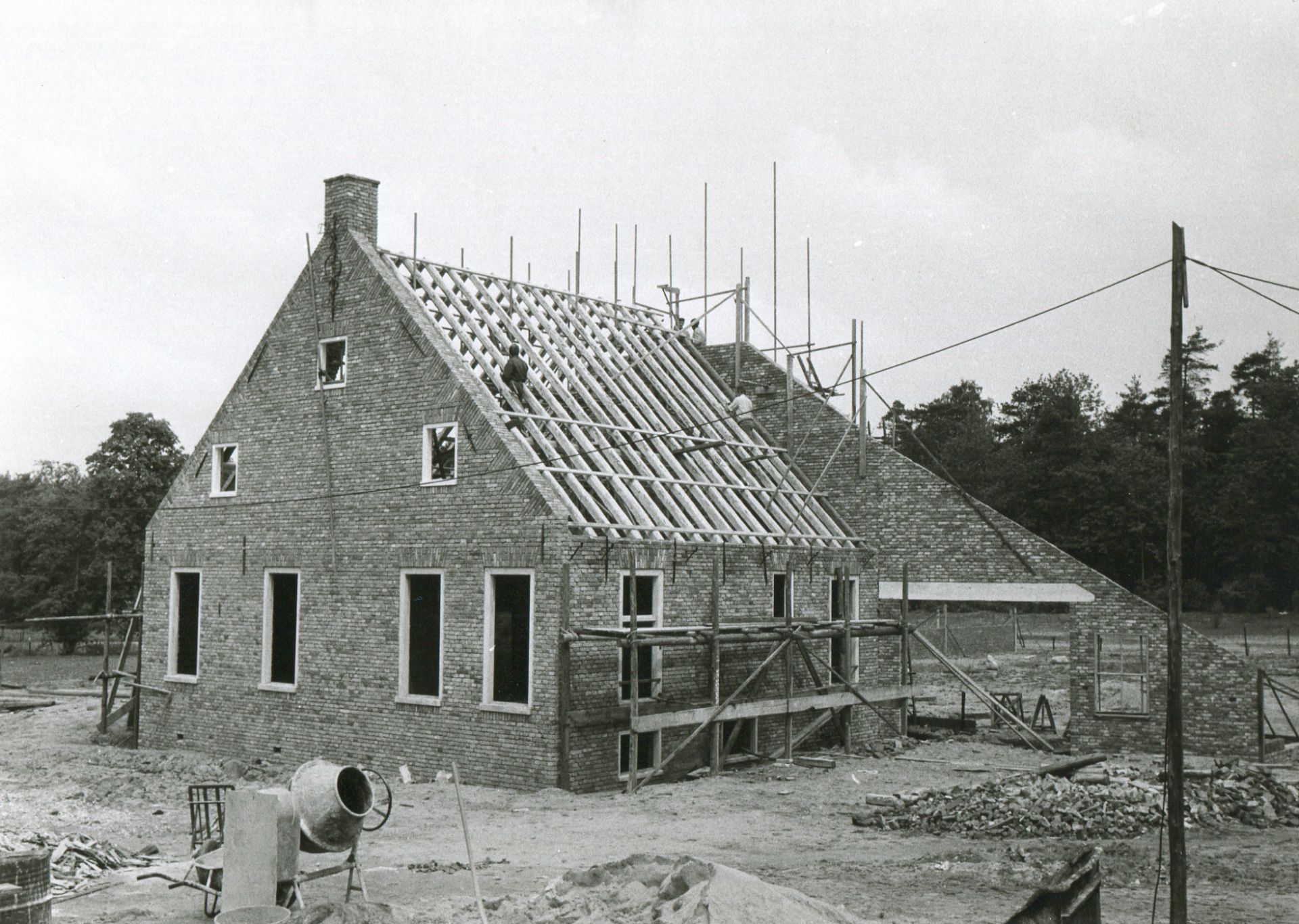 Ze gebruiken verschillende manieren om de boerderij weer precies hetzelfde in elkaar te zetten. Alle onderdelen krijgen bijvoorbeeld een nummer en van elk detail worden fotos gemaakt.