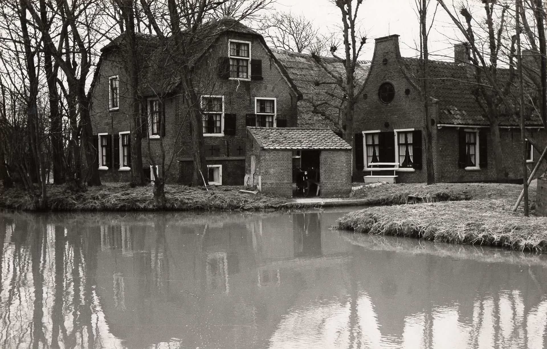 In 2003, dus 30 jaar later, gaat het verplaatsen van een boerderij al een heel stuk sneller. Een boerderij uit Hoogmade, Zuid-Holland  moet weg omdat er een spoorlijn aangelegd moet worden. 