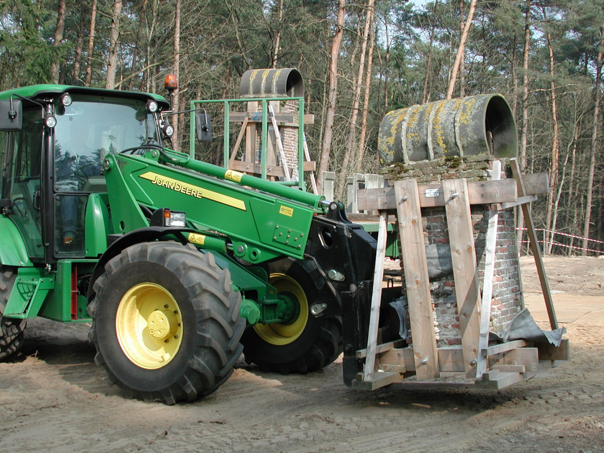 De schoorsteen wordt met behulp van een tractor vervoerd.