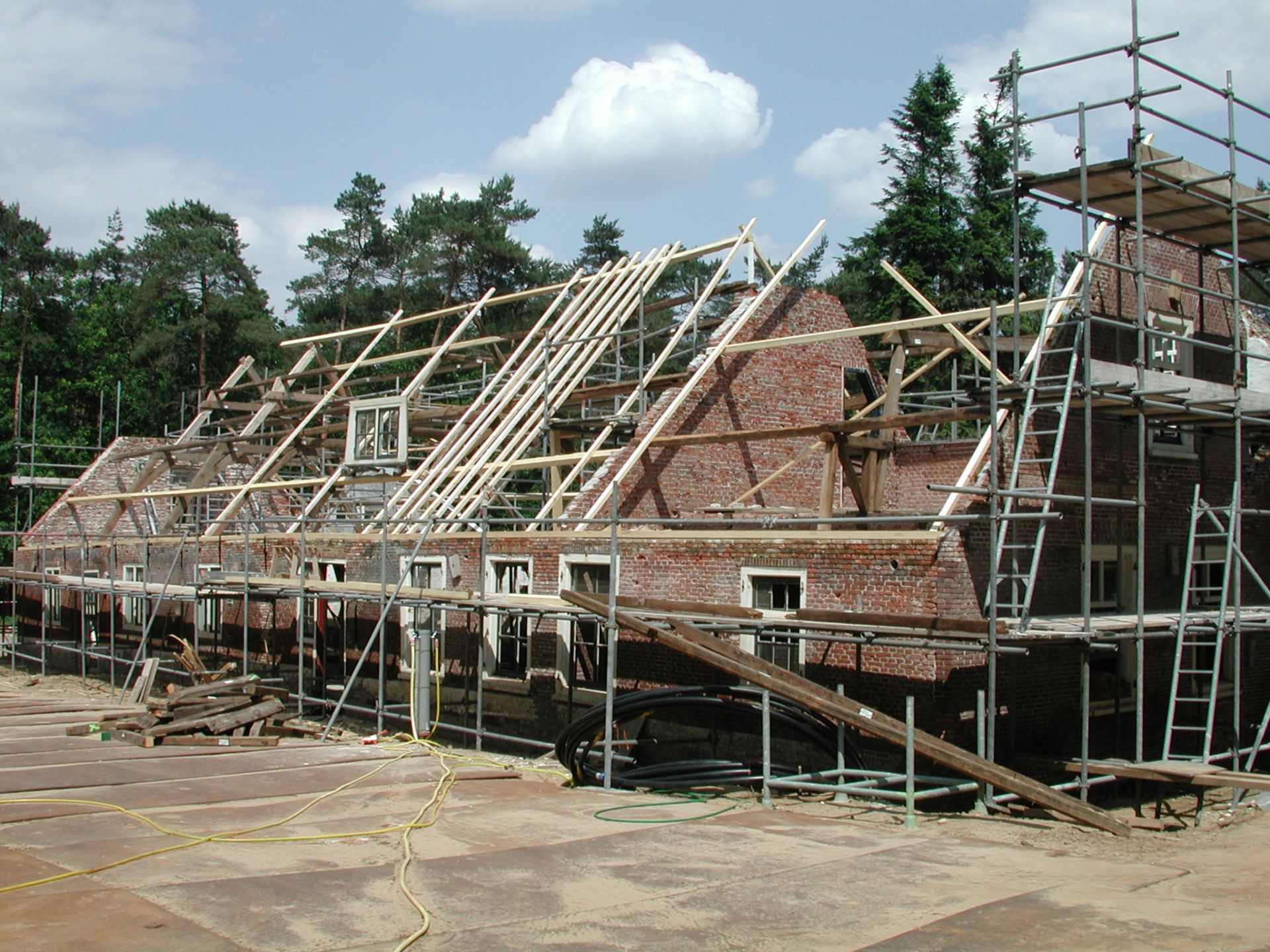 De boerderij wordt weer opgebouwd in het Openluchtmuseum.