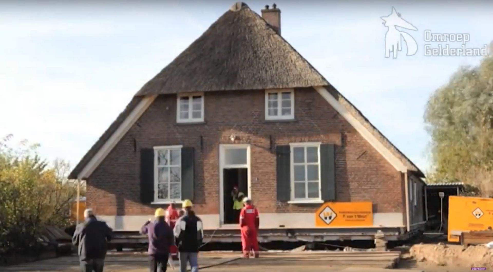 Nog eens 10 jaar later gaat het weer heel anders. Kijk maar eens naar het filmpje van Omroep Gelderland waarin een oude boerderij moet wijken voor de aanleg van de nieuwe Waalbrug bij Nijmegen.