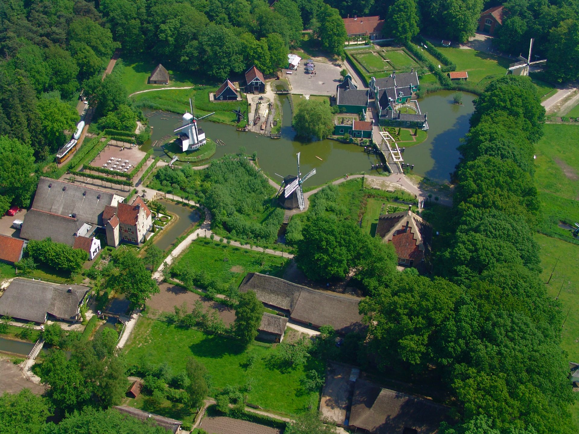 Stel dat jouw buurt moet verdwijnen voor de bouw van een groot vliegveld.En gebouw uit de buurt kan gered worden en gaat naar het Openluchtmuseum.
Welk gebouw zou jij dan uitkiezen?
Wist je dat het Nederlands Openluchtmuseum wel 88 voetbalvelden groot is? Er staan ruim 100 gebouwen die eerst ergens anders stonden. Ze komen uit 11 van de 12 provincies van Nederland. 

Het museum verzamelt niet alleen gebouwen maar ook spullen en planten.