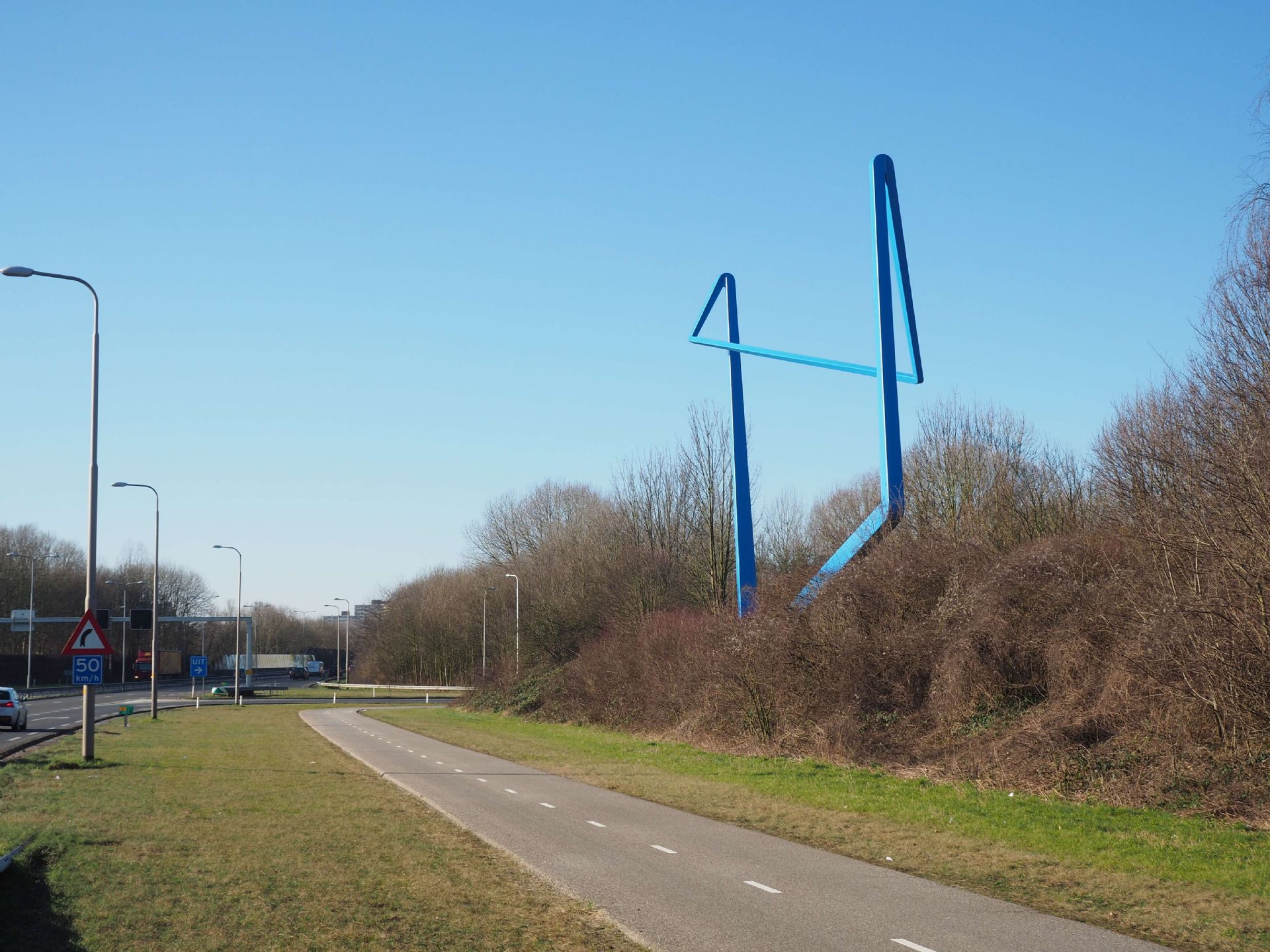 Kunst hoeft niet altijd aan de muur te hangen of in een museum te staan. Rijdend op je fiets of in de auto kun je onderweg zomaar allerlei kunstwerken tegen komen.