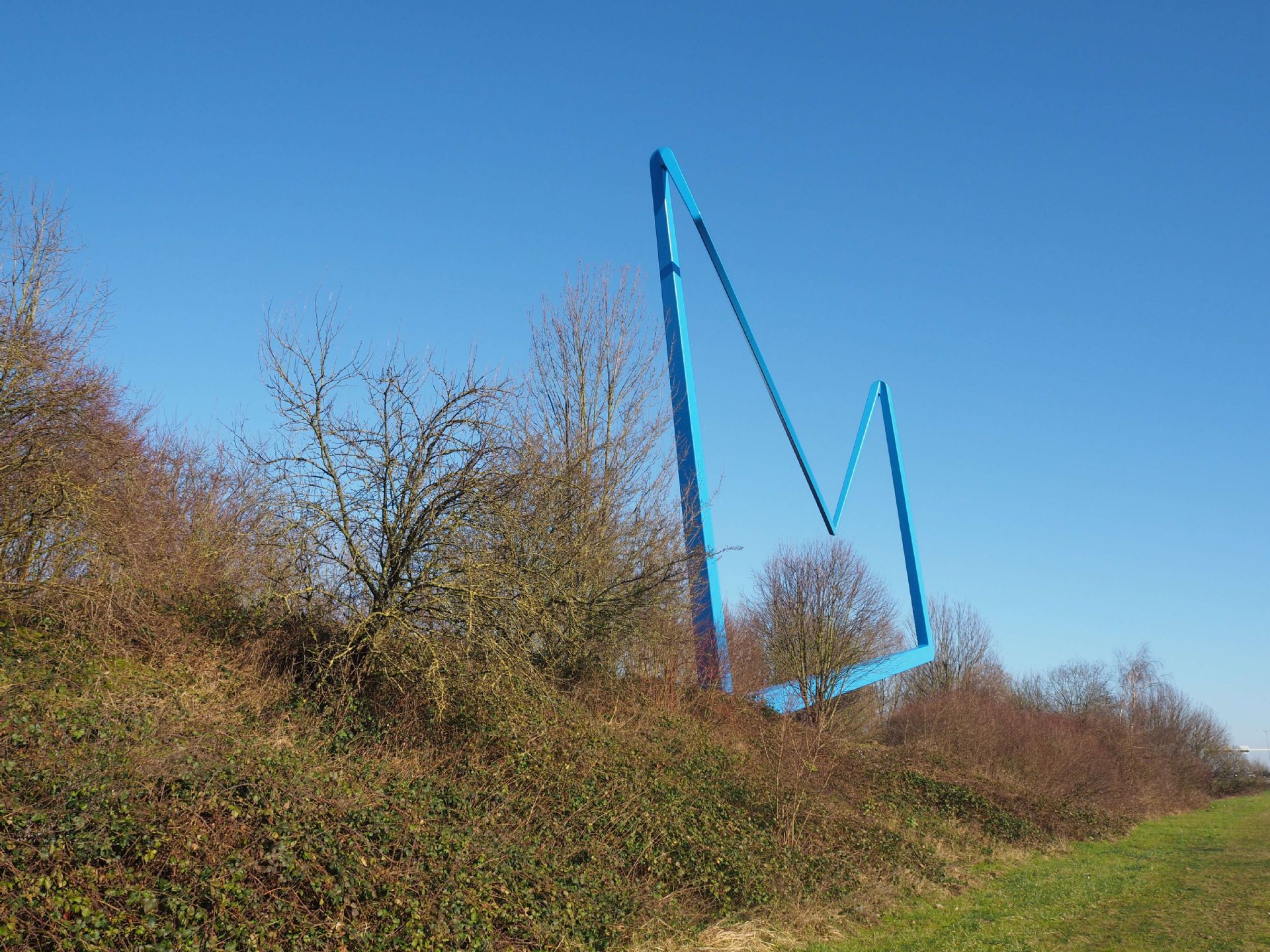 Nu je het fimpje hebt gezien, herken jij de plek waar dit kunstwerk staat? Klik op Leer meer om naar Google Maps te gaan. Wat valt je op aan de plek waar dit kunstwerk staat? Waarom is er voor deze plek gekozen, denk je?