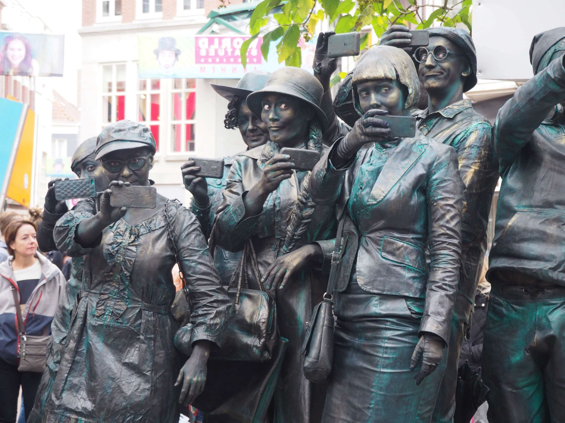 In Arnhem heeft het World Living Statues Festival een aantal keer plaats gevonden. De hele binnenstad stond dan vol met levende beelden die verrassen, blij maken en verbazen.